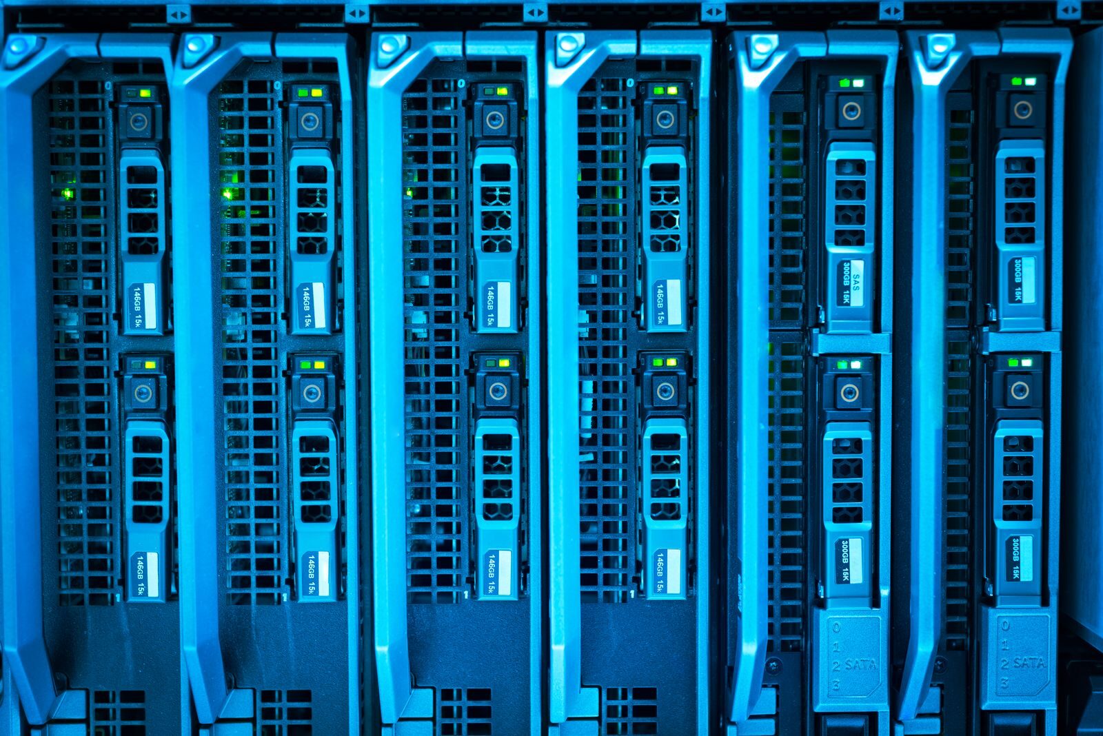 Racks de servidores iluminados em data center